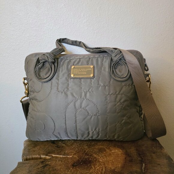 Marc by Marc Jacobs Quilted Nylon Laptop Bag Taupe Gray Gold Hardware Crossbody - Picture 5 of 16